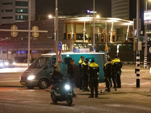 انتشار الشرطة الهولندية من أجل تطبيق حظر التجوال