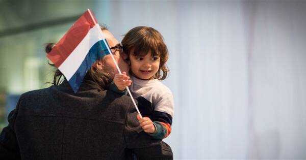 طفل يحمل علم هولندا