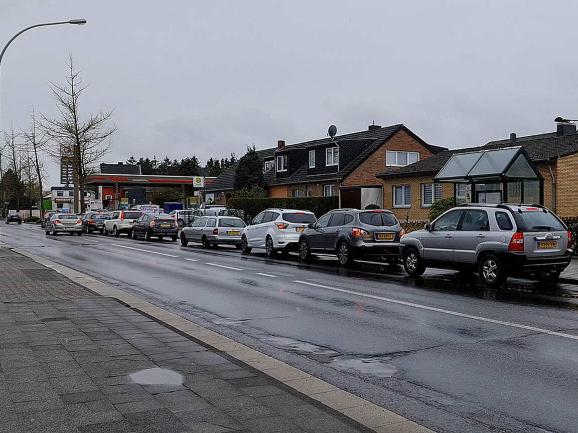 الهولنديون يصطفون في طوابير للتزود بالوقود عبر الحدود في ألمانيا