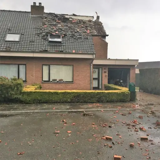 صاعقة تضرب منزل في بلجيكا و تدمر جزء منه