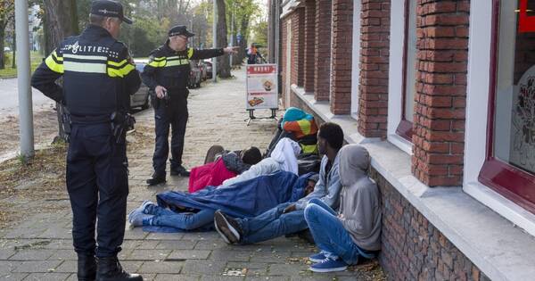 الشرطة الهولندية أمام مجموعة من اللاجئين