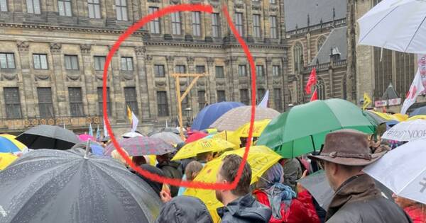 نصب مشنقة وسط أمستردام لوزير الصحة هوغو دي يونج أثناء الاحتجاجات