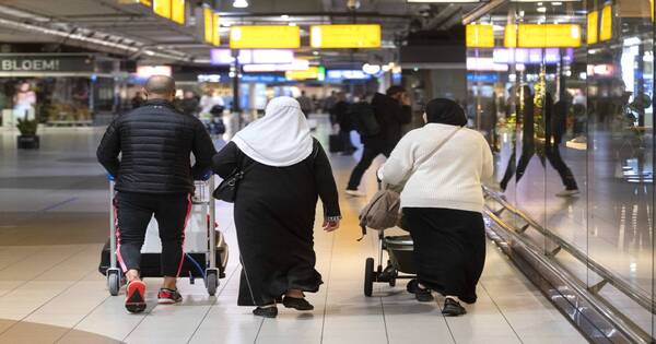 العالقين من المغرب إلى هولندا مطار سخيبول