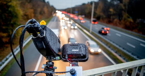 كاميرا لرصد حمل الهاتف أثناء القيادة على الطريق السريع A28 في هولندا