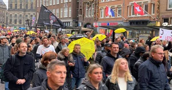 آلاف المتظاهرين يحتشدون وسط أمستردام ضد تدابير كورونا