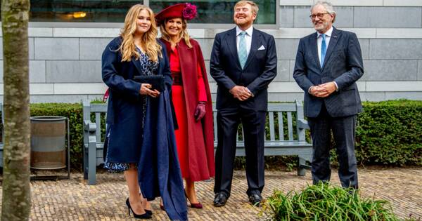 الأميرة إلى جانب الملكة ماكسيما أماليا والملك فيليم ألكسندر رئيس مجلس الدولة-هولندا