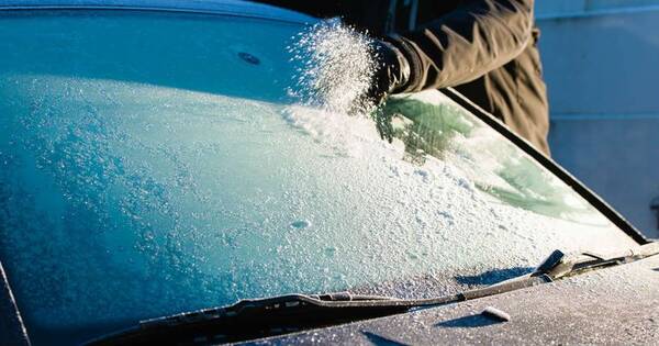 تشكيل الجليد على نوافذ السيارة
