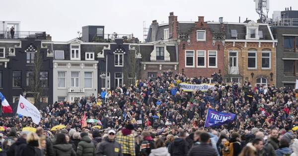 مظاهرة ضخمة وسط العاصمة أمستردام ضد اجراءات كورونا