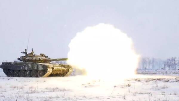 دبابة روسية تقصف مناورات