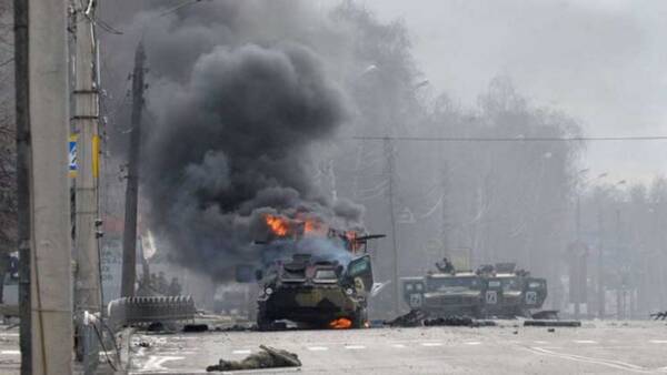 ناقلة جند مدرعة روسية تحترق مدينة خاركيف