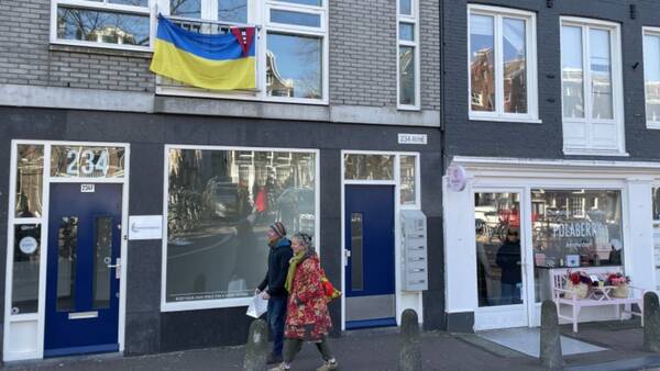 علم أوكراني شرفة منزل أمستردام