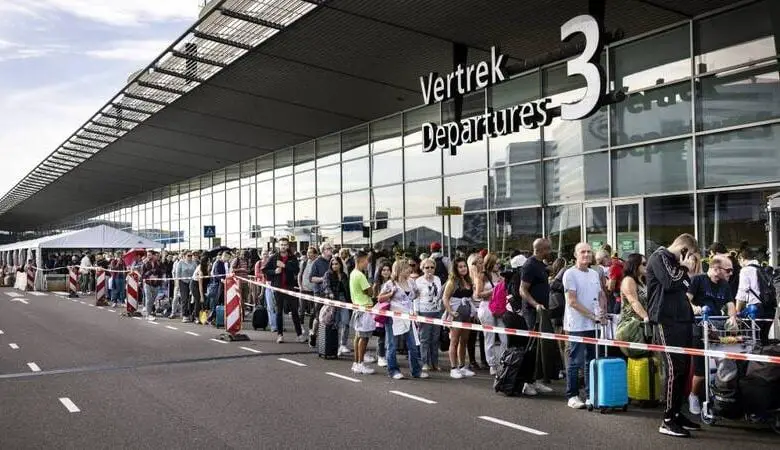 الطوابير الطويلة في مطار سخيبول أمستردام