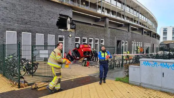 سيارة ركاب تفاجئ الطلاب تسقط في باحة مدرسة هولندية