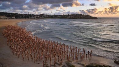 فيديو آلاف الأشخاص عراة على شاطئ سيدني لمكافحة سرطان الجلد