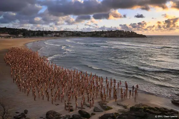 آلاف الأشخاص عراة على شاطئ سيدني لمكافحة سرطان الجلد