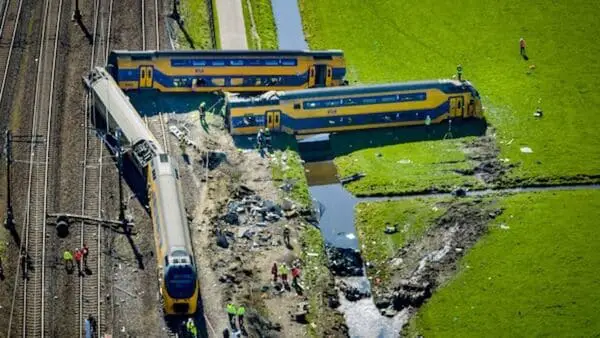 اصطدام قطارين برافعة بناء هولندا قتيل و 19 إصابة