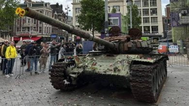 عرض دبابة روسية مدمرة في أمستردام تم تدميرها خلال معركة كييف