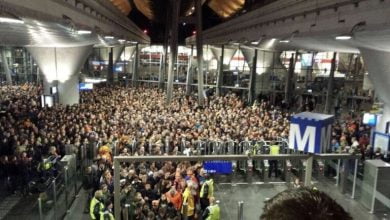 حشود المسافرين بسبب توقف حركة القطارات في أمستردام - محطة أرينا