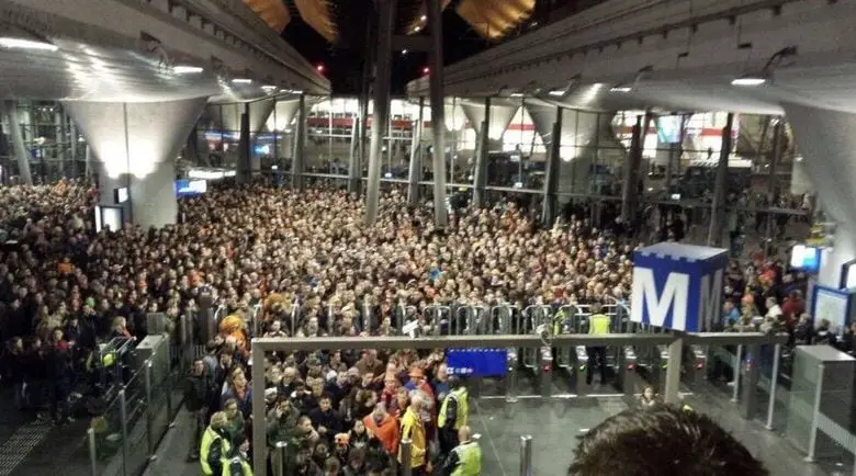 حشود المسافرين بسبب توقف حركة القطارات في أمستردام - محطة أرينا