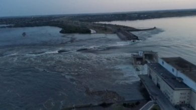 تدمير سد نوفا كاخوفكا الرئيسي على نهر دنيبرو في أوكرانيا
