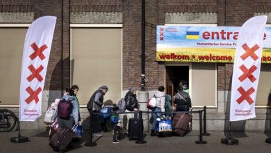 اللاجئون الأوكرانيون يسجلون في موقع استقبال بمحطة أمستردام المركزية