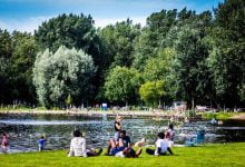 الناس تستمتع بالسباحة والجلوس قرب البحيرات خلال الطقس الحار في هولندا