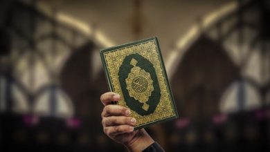 يد تحمل القرآن الكريم