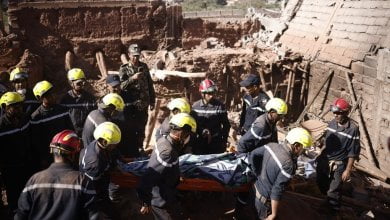 فريق إنقاذ يعمل في قرية أويركان في جبال الأطلس - زلزال المغرب