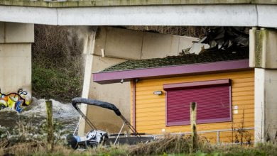 جسر مهدد بالانهيار بعد اصطدام قارب سكني جرفته المياه بمدينة ماستريخت