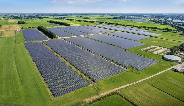 مزرعة للطاقة الشمسية في مقاطعة أوفريسيل - هولندا