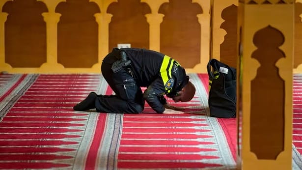 شرطي هولندي مسلم يصلي