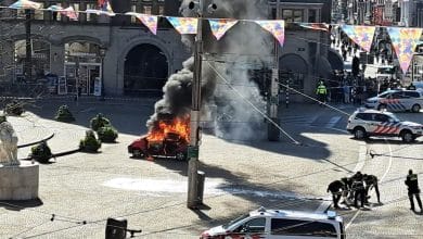 اندلاع حريق في سيارة وإصابة شخص بساحة الدام وسط أمستردام.. والشرطة تشتبه أن الحادث متعمدا