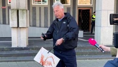 زعيم حركة بيغيدا، إدوين فاخينسفيلد، يحرق نسخة من القرآن الكريم أمام مبنى بلدية أمستردام 2025