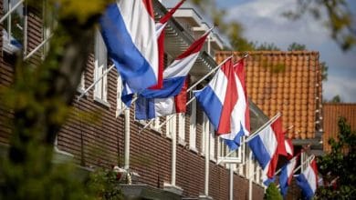 العلم الهولندي على شرفات المنازل