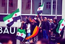 يحمل أفراد الجالية السورية أعلام سوريا وألمانيا أثناء تجمعهم في 8 ديسمبر 2024 في برلين، ألمانيا، للاحتفال بنهاية نظام بشار الأسد