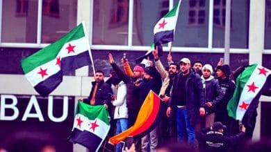 يحمل أفراد الجالية السورية أعلام سوريا وألمانيا أثناء تجمعهم في 8 ديسمبر 2024 في برلين، ألمانيا، للاحتفال بنهاية نظام بشار الأسد